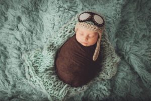 newborn boy with a pilot hat by wiesbaden newborn photographer