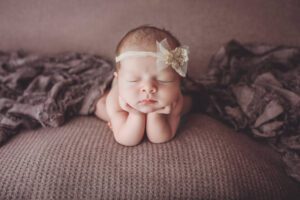 newborn girl in pale purple doing froggy pose by Frankfurt newborn photographer