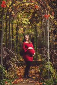 A gorgeous sunset maternity portrait under a vine-covered arch at Domane Mechtildshausen