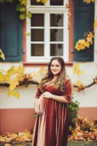 Beautiful fall colored grapevines adorn a home in Hochheim during a gorgeous fall maternity session in Germany