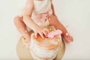 Alma's hands on her naked cake during her cake smash session.