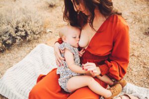 A desert breastfeeding session for Stacy and Andie
