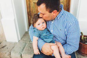 Dad kisses during a hot Tucson summer downtown