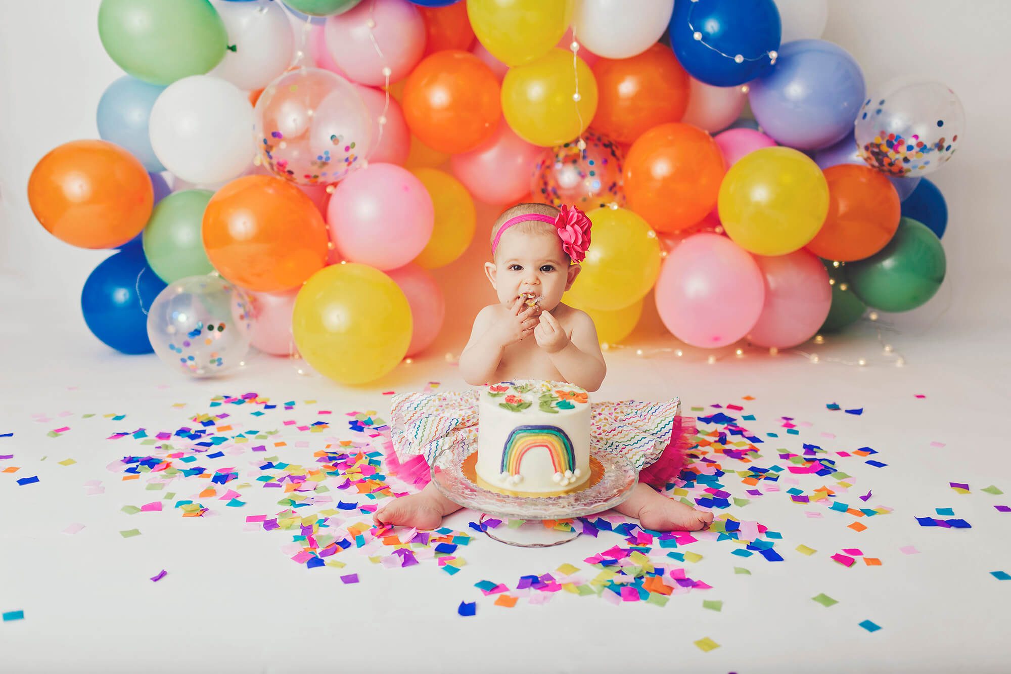 Miss H during her cake smash session with Wiesbaden cake smash photographer