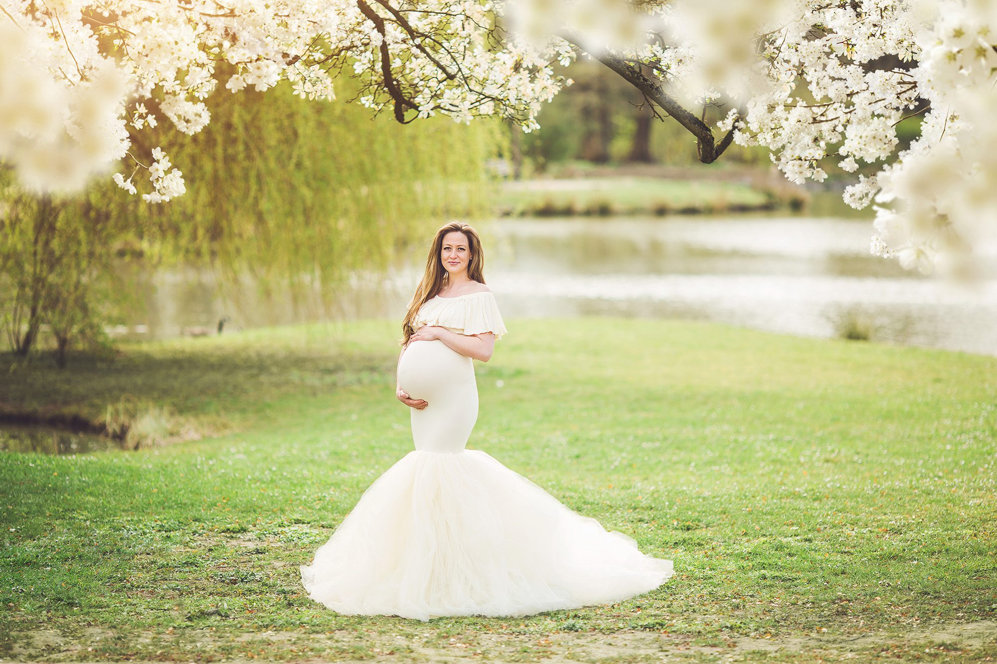 Frankfurt maternity photographer captures a gorgeous spring maternity session in Bad Homburg
