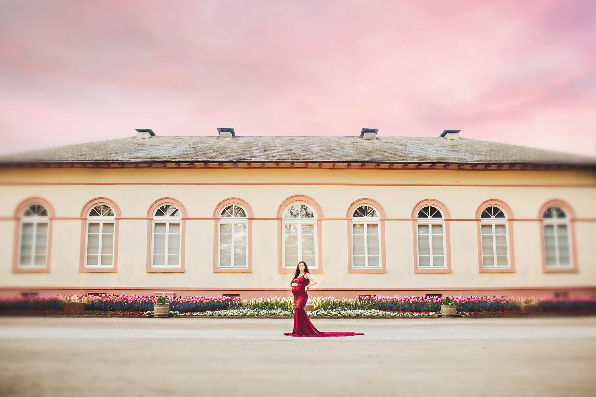 A barrage of tulips against the Kurpark bank in Bad Homburg as a breathtaking backdrop for Kallyn's maternity session