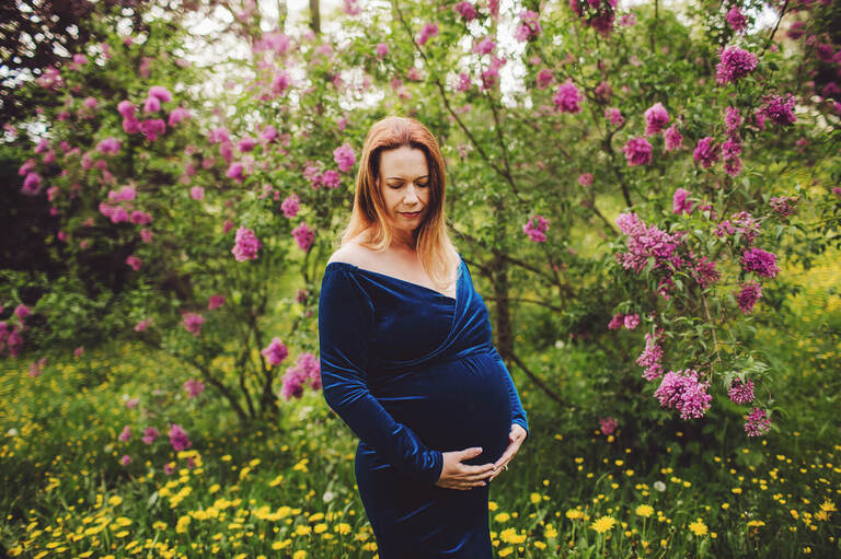 Evie amongst the lilacs and daisies