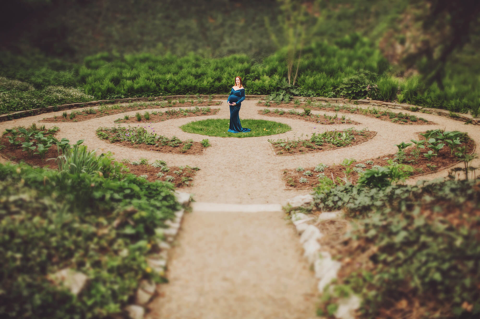 Evie in the middle of a circular garden at Schlosspark bad homburg