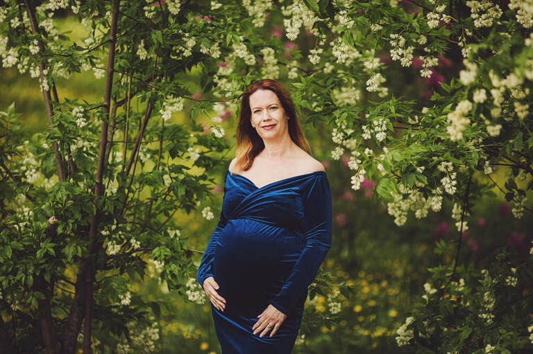 Evie during her spring maternity session at Schlosspark Bad Homburg