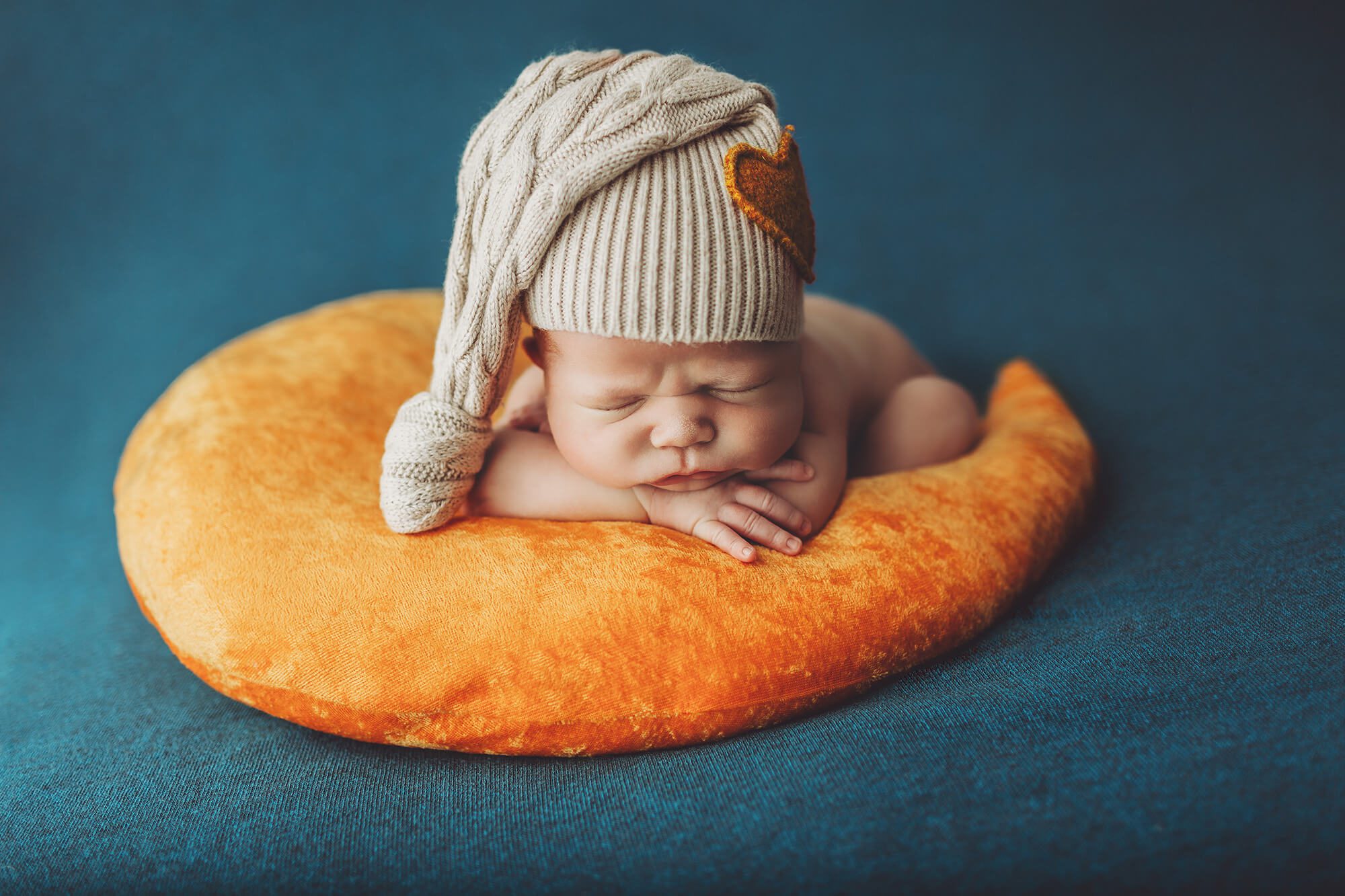 Baby and moon prop by Wiesbaden newborn photographer