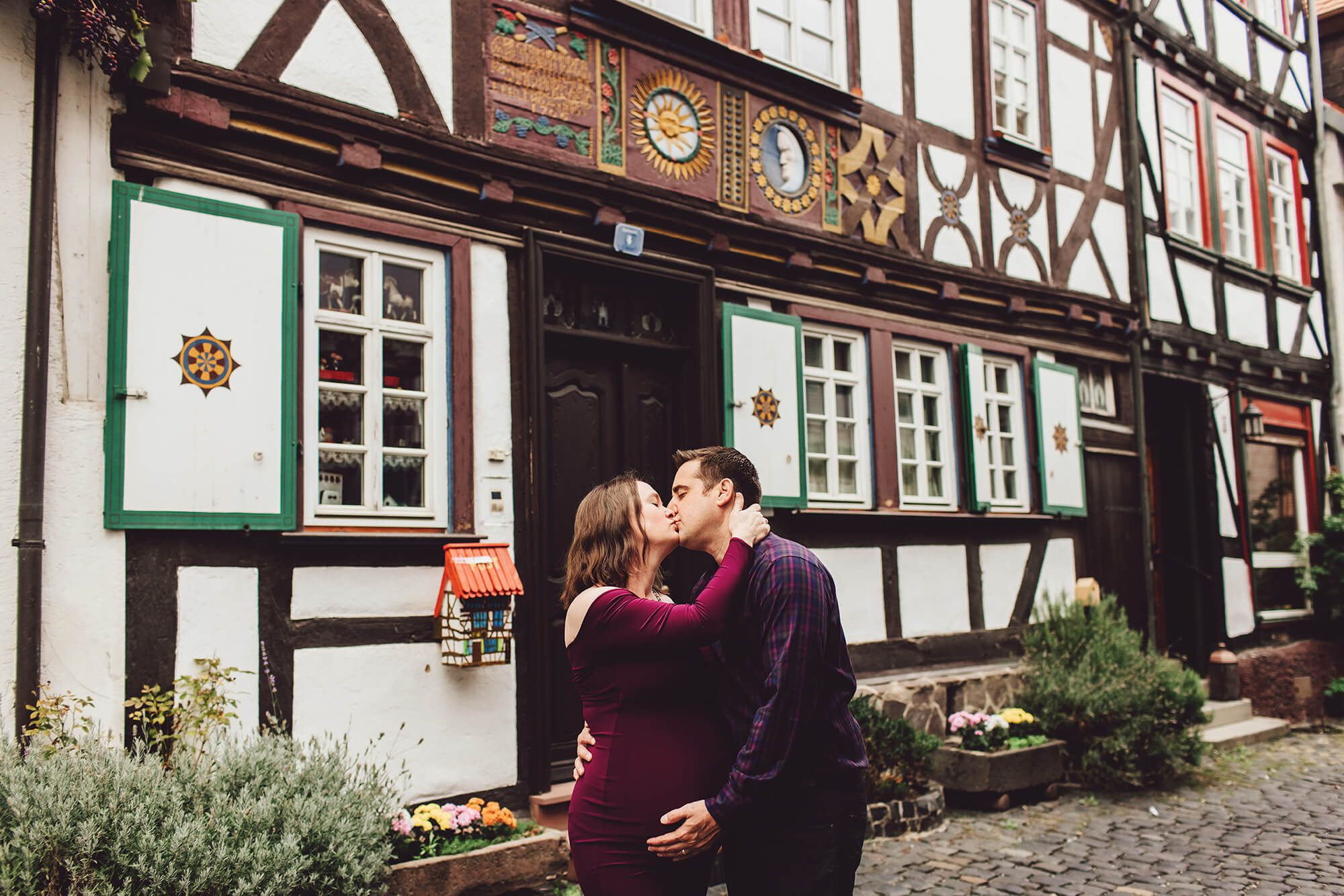 A kiss between the mom and dad-to-be during their maternity session near Frankfurt