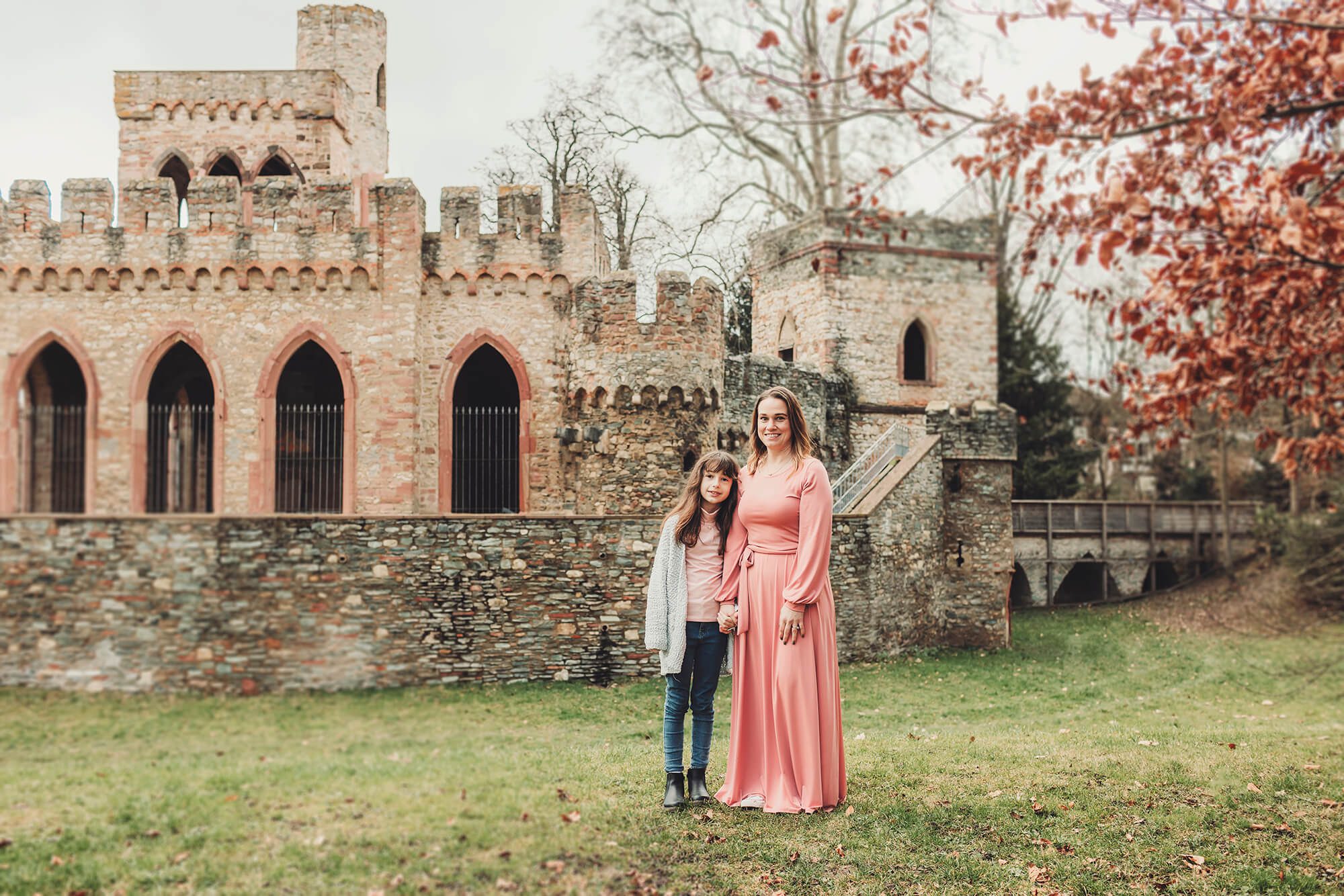 Mom and daughter during the Castelli's family session at Biebrich in Wiesbaden