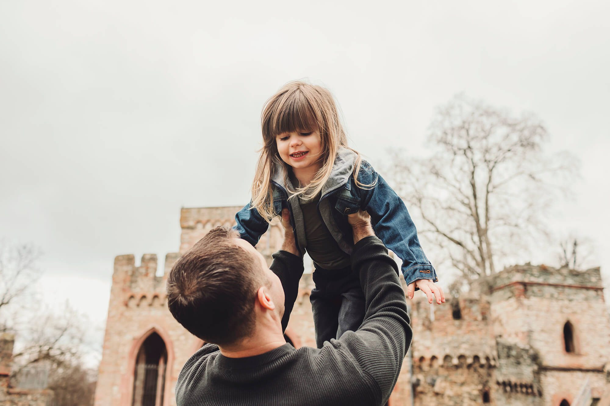 Father and son during the Castelli's family session in Wiesbaden at Biebrich park