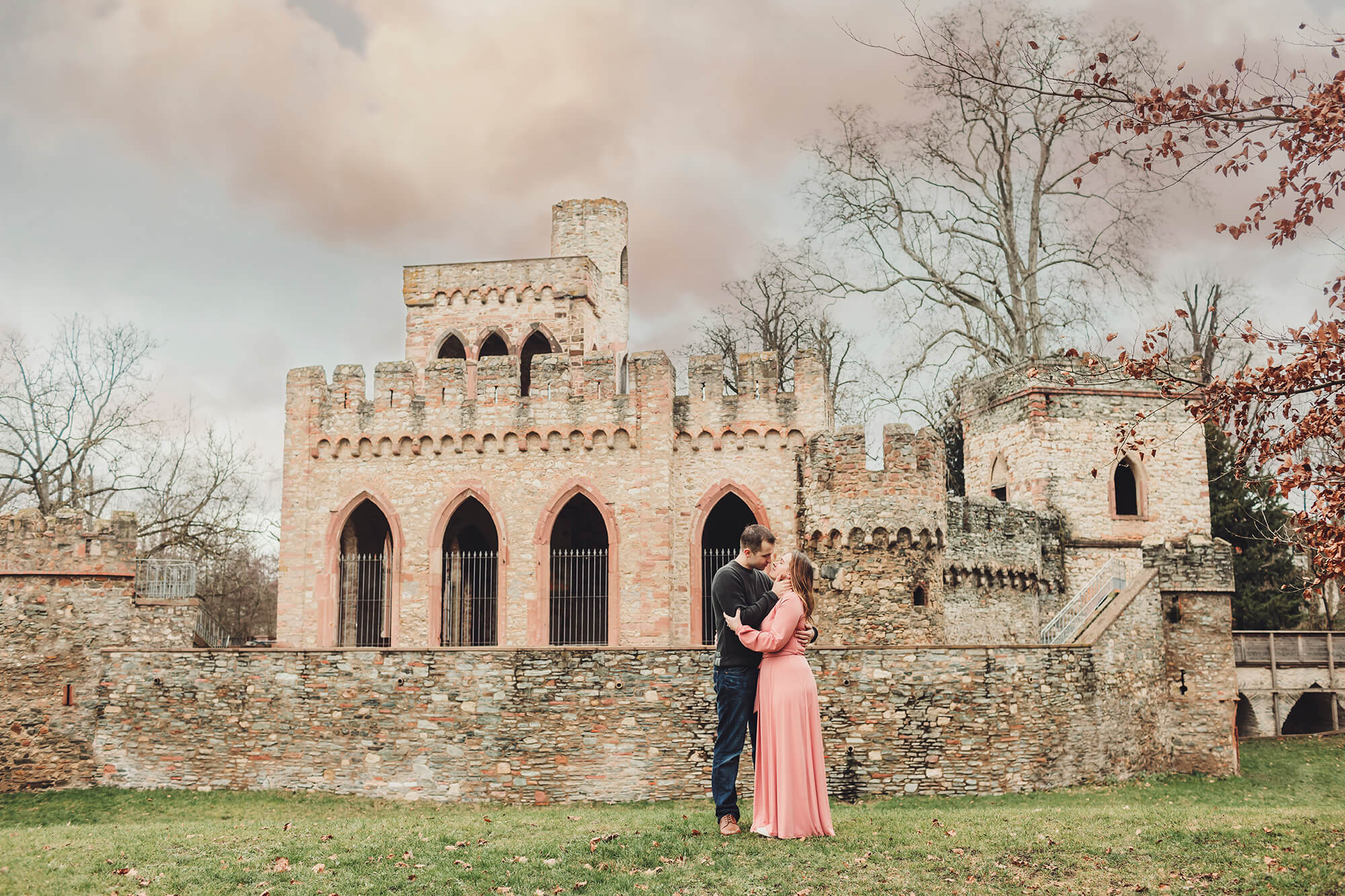 The Castelli's couples photo during their family session in Wiesbaden at Biebrich Park