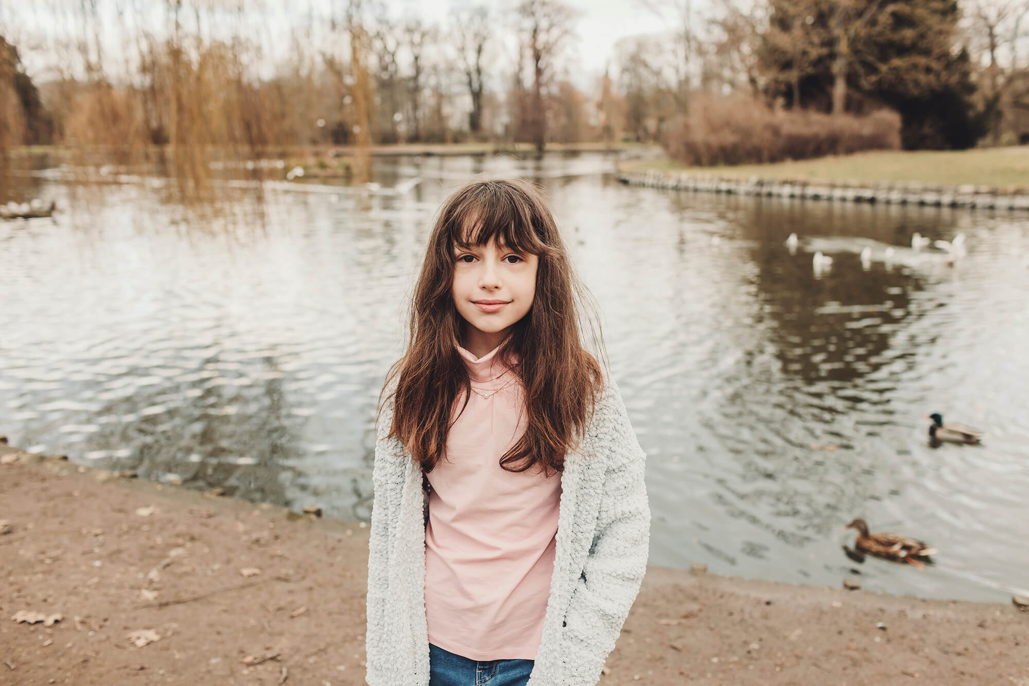 The Castelli daughter by the Biebrich park lake during a family photo session in Wiesbaden
